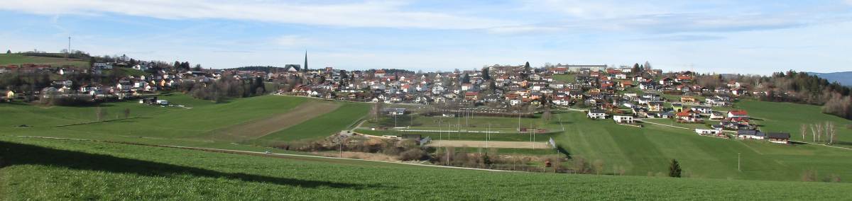 Ortsansicht Markt Wegscheid vom Süden zeigt die Ausfransungen siedlungsgeographischer Fehlplanung Ansicht Wegscheid von Süden, Bebauungsitutation
