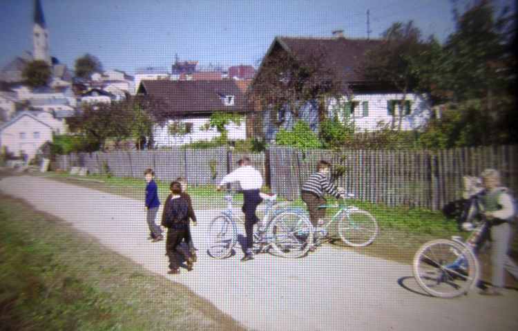 In den 1960er wurden Kinder beim Spielen in der Mühlgasse Wegscheid kaum von Autos gestört Wegscheid_muehlgasse_kinder_spielen